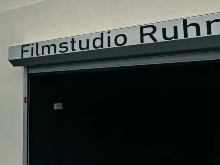 Das Tor mit dem Schriftzug Filmstudio Ruhr, Rolltor offen