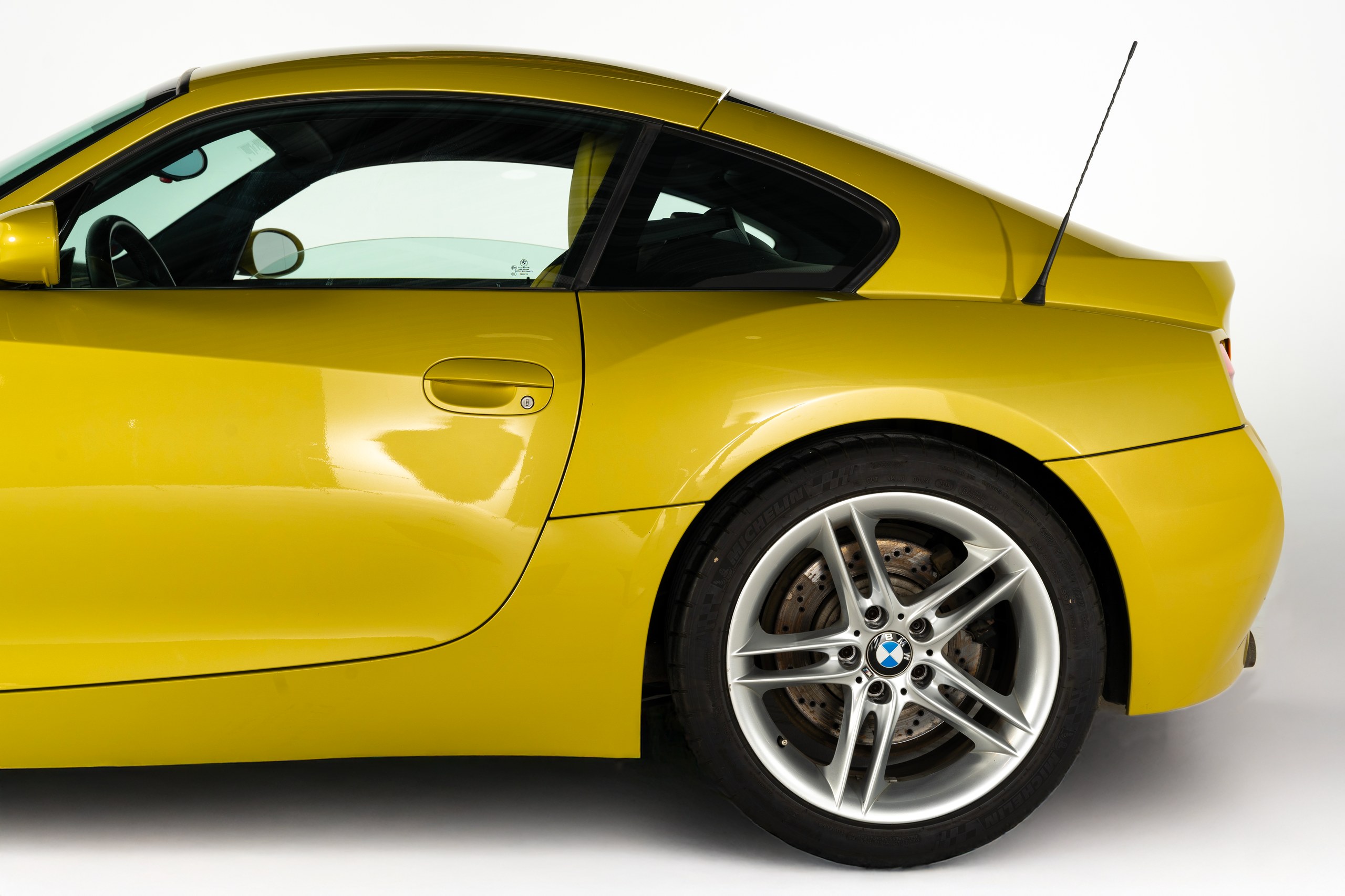 Gelbes BMW Z4 M Coupé von der Seite in der Hohlkehle
