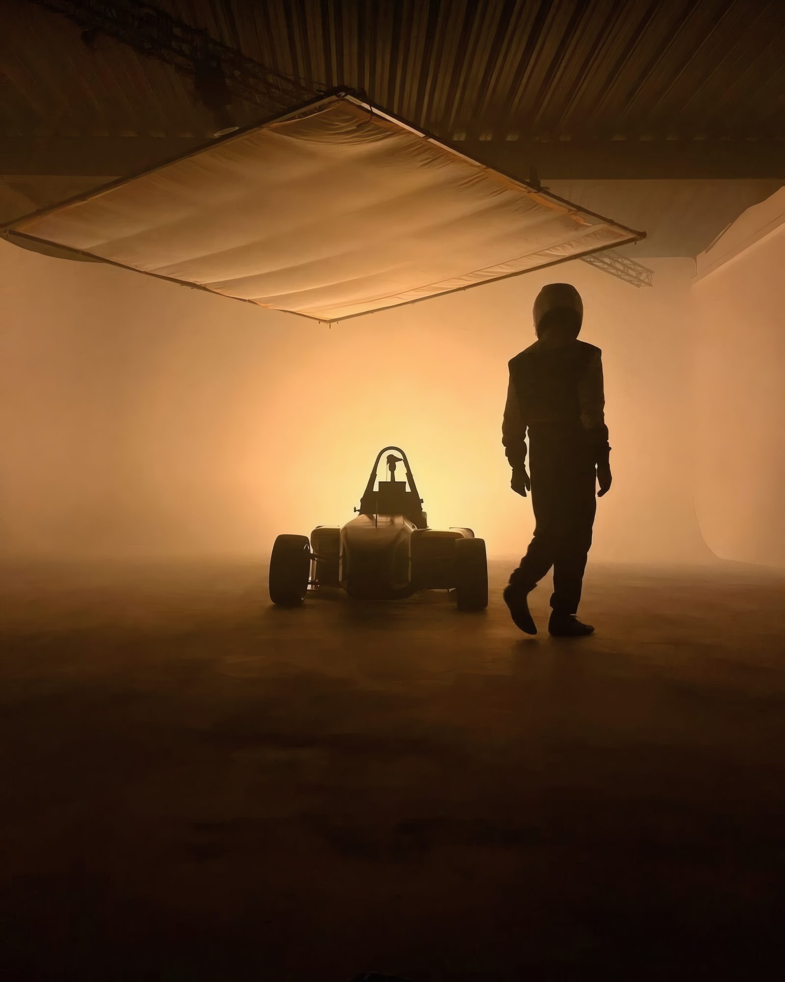 Rennwagen im Nebel unter Flächenlicht