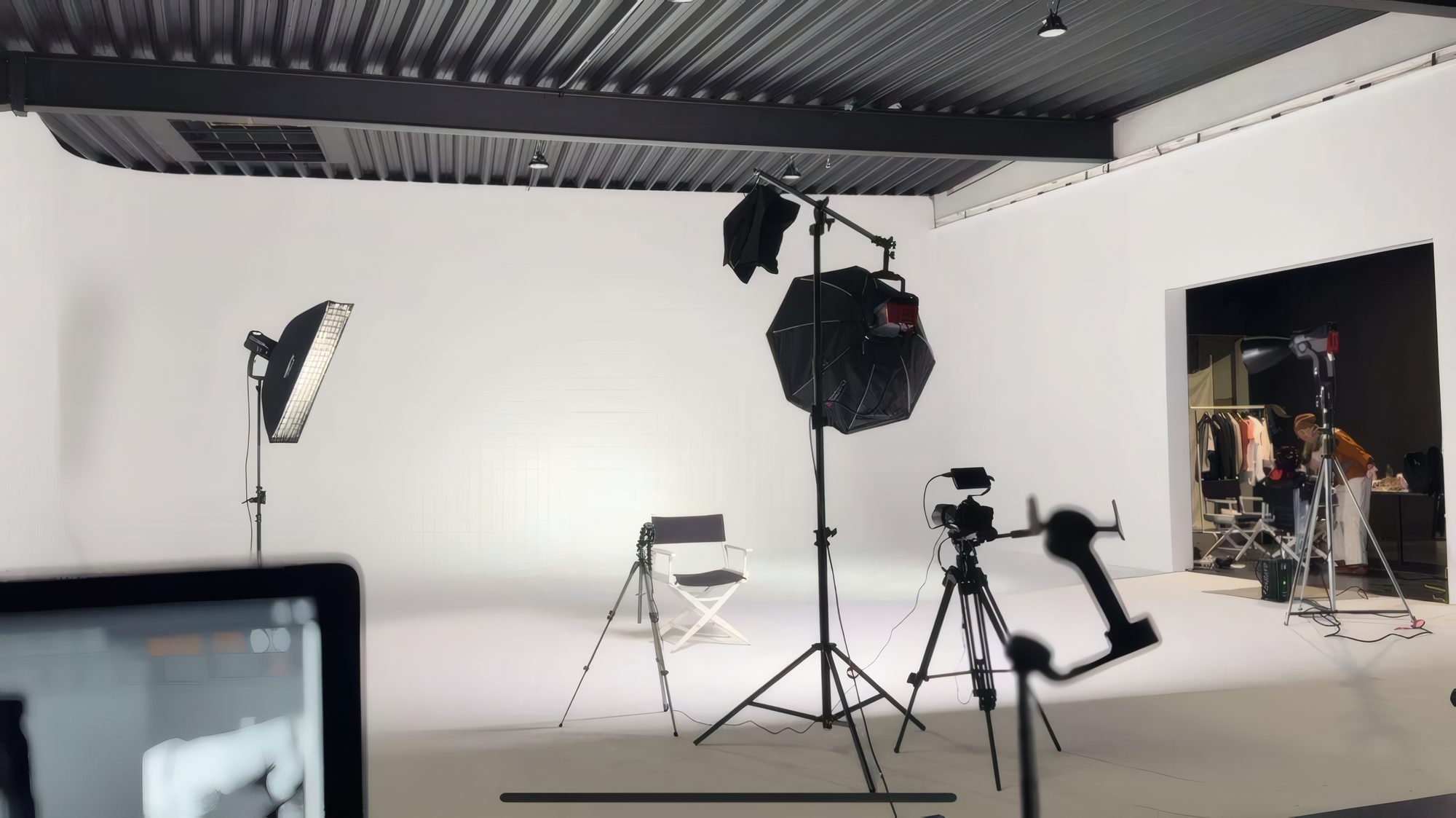 Die Halle mit Softbox, Kamera und Regiestuhl vor der Hohlkehle