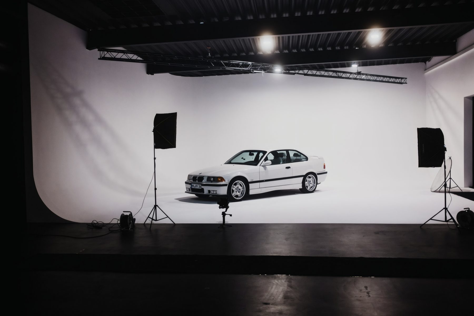 Weißer BMW frei in der weißen Hohlkehle