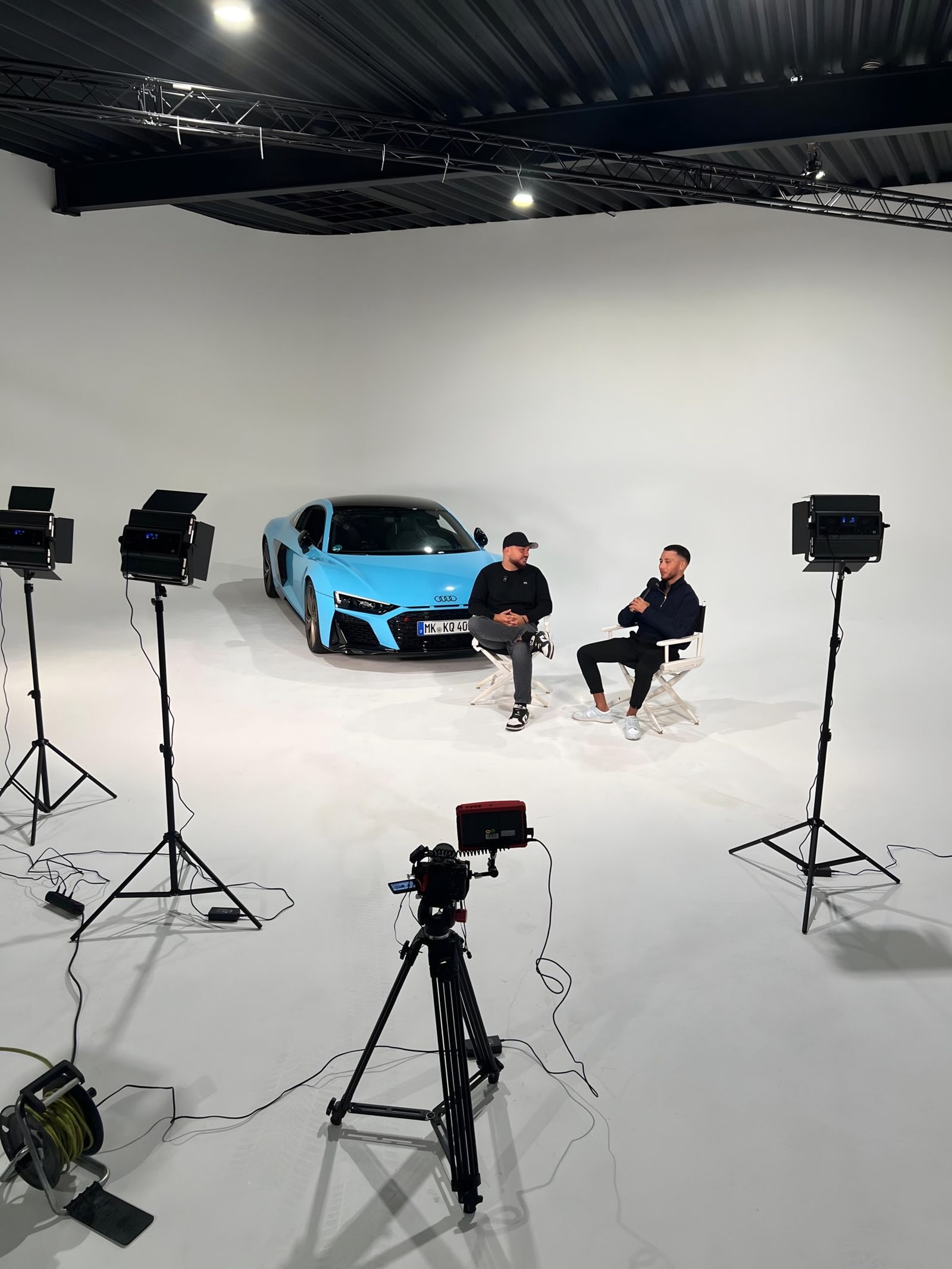 Interview-Set mit zwei Stühlen vor der Hohlkehle