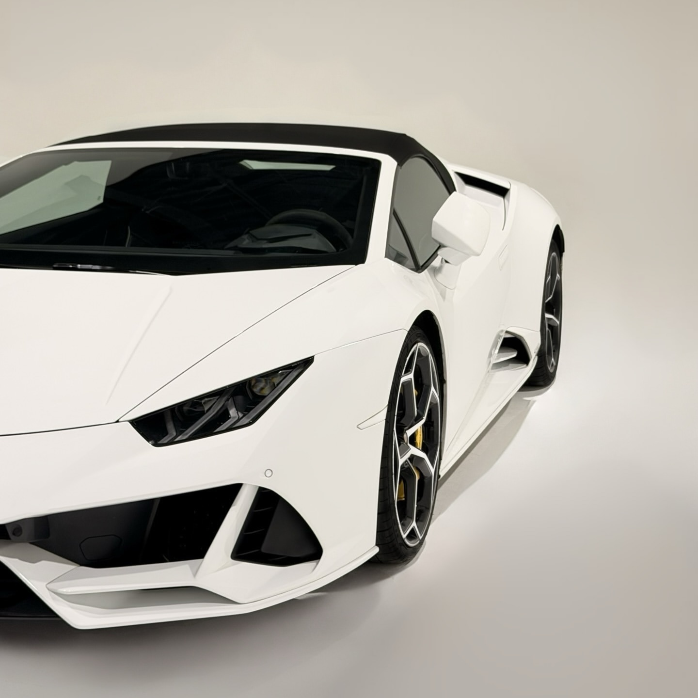 Weißer Lamborghini Huracán Spyder von vorn in der Hohlkehle