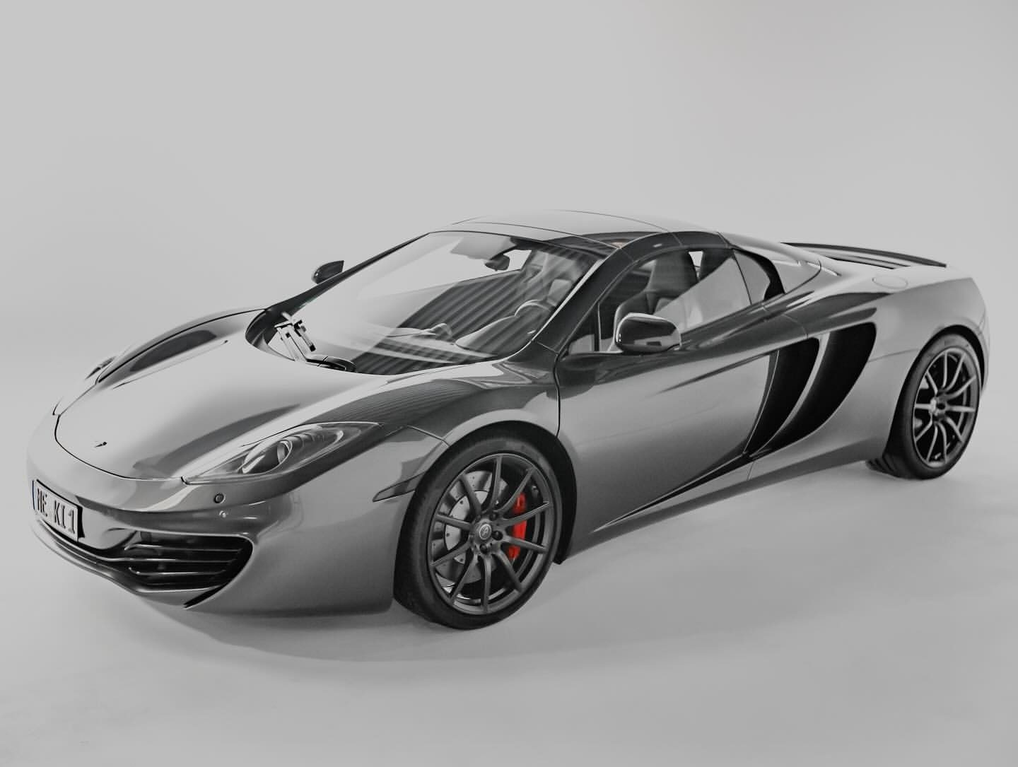 McLaren mit geschlossenen Türen vor Weiß, Front-Dreiviertel