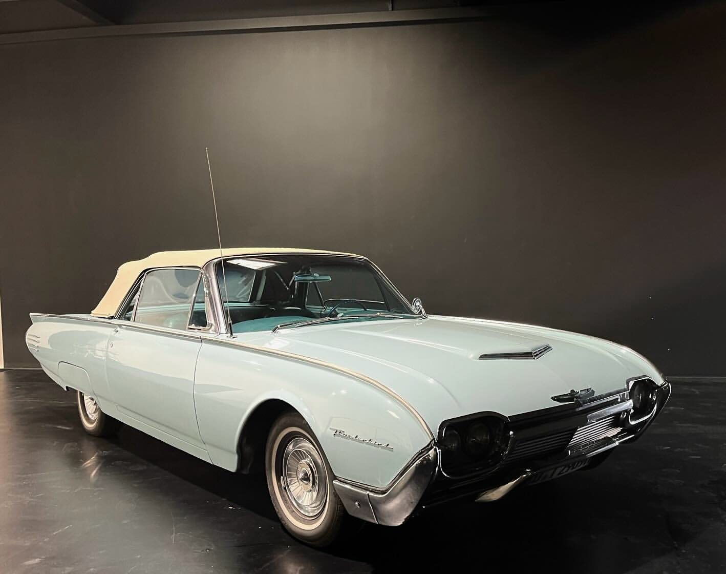 Hellblauer Ford Thunderbird mit weißem Verdeck vor der Blackwall