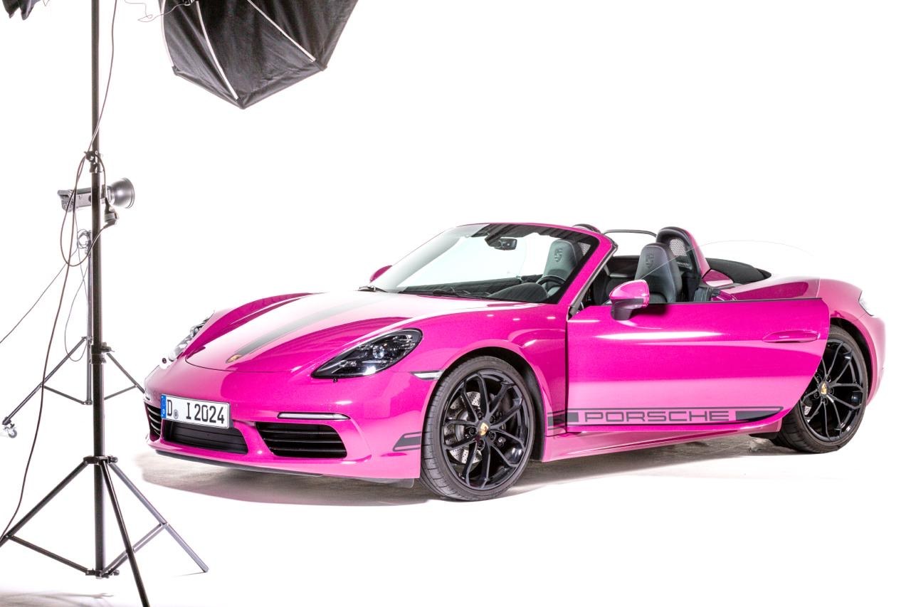 Pinker Porsche 718 Boxster vor Weiß mit Softbox