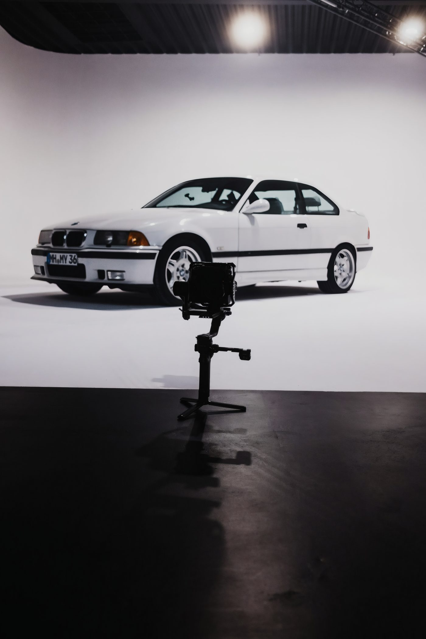 Weißer BMW in der weißen Hohlkehle