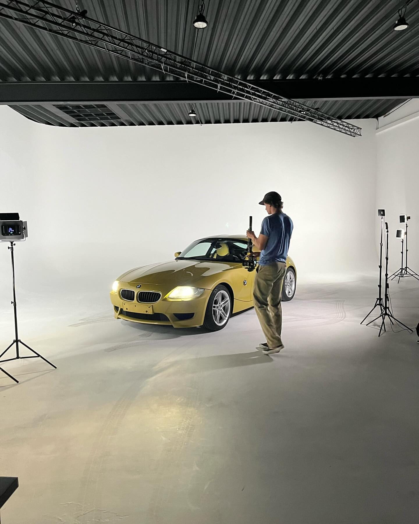 Kameramann mit Gimbal vor dem gelben Z4 M Coupé in der Hohlkehle